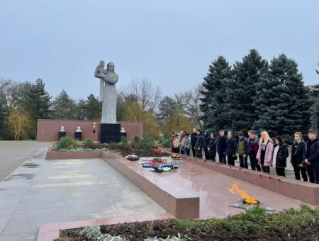 Торжественное возложение цветов к Мемориалу воинам гражданской и Великой Отечественной войн г. Ипатово